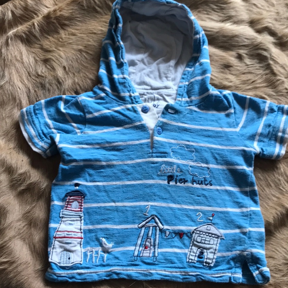 Toddler short sleeved hooded T-shirt.
